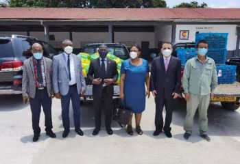 中國援赤道幾內(nèi)亞示范農(nóng)場技術(shù)援助項目組 向巴塔爆炸事故受難民眾捐贈生活物資